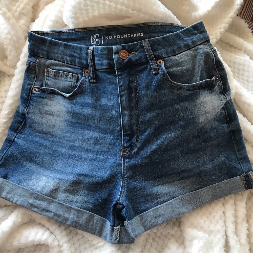 These are No boundaries, Stone wash denim shorts